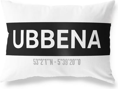 Tuinkussen UBBENA - DRENTHE met coördinaten - Buitenkussen - Bootkussen - Weerbestendig - Jouw Plaats - Studio216 - Modern - Zwart-Wit - 50x30cm
