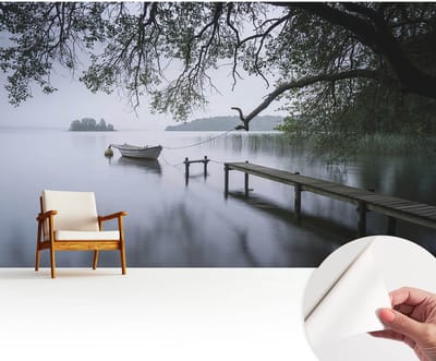 Wallfluent Zelfklevend Behang - Een kalm meer Zelfklevend fotobehang - 416x254 cm - Grijs Zelfklevend Behang - Herpositioneerbaar - Voor de slaapkamer, woonkamer en kantoor Zelfklevend Behang