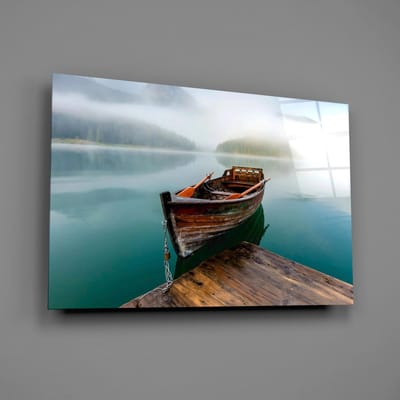 Glasschilderij Rustgevende Boot op Bergmeer – Luxe Wanddecoratie van Gehard Glas – Premium Natuur Landschap 110 x 70 cm