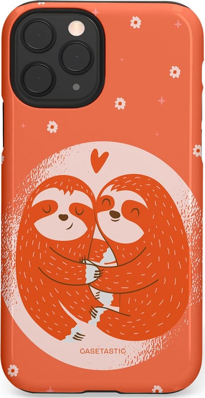 Casetastic Hoesje Geschikt voor Apple iPhone 11 Pro - Stijlvolle Beschermende Duo-layer Case - Oranje Pastel Roze Liefdes Koppel Luiaard