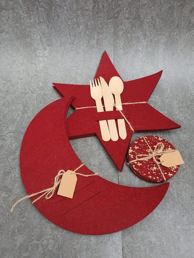 House of Seasons Vilt Bestek Kerstzakje Ster Maan en glas onderzetter  rood,Set van 24 , Diameter 20cm