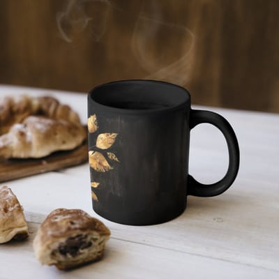 Magische Mok - Foto op Warmte Mokken - Koffiemok - Gouden Bladeren op Donkere Achtergrond - Magic Mok - Beker - 350 ML - Theemok
