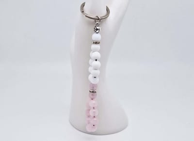 Handgemaakte Vis sleutelhanger van natuursteen " Witte Agaat-Roze Kwartz" en metaal - diameter kralen 8mm - Aantal stenen21- Een mooi cadeau-idee en een bijzonder aandenken