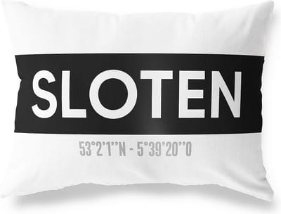 Tuinkussen SLOTEN - FRIESLAND met coördinaten - Buitenkussen - Bootkussen - Weerbestendig - Jouw Plaats - Studio216 - Modern - Zwart-Wit - 50x30cm