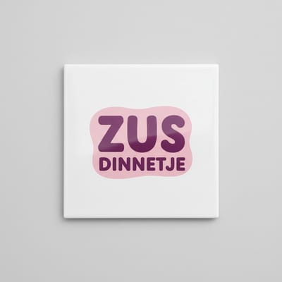 “Zus Dinnetje” Schattige Zus Keramische Tegel – 15×15 cm Roze Ontwerp Cadeau & Muurdecoratie