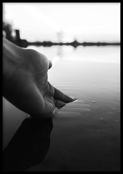 Poster Hand In Water - 50x70cm - Zwart-wit Poster