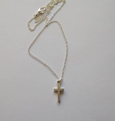 Ketting fijn model met klein kruisje zilverkleur.