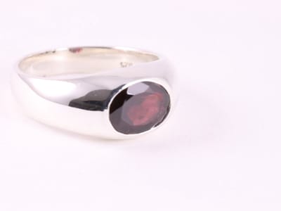 Hoogglans zilveren ring met granaat - maat 16.5