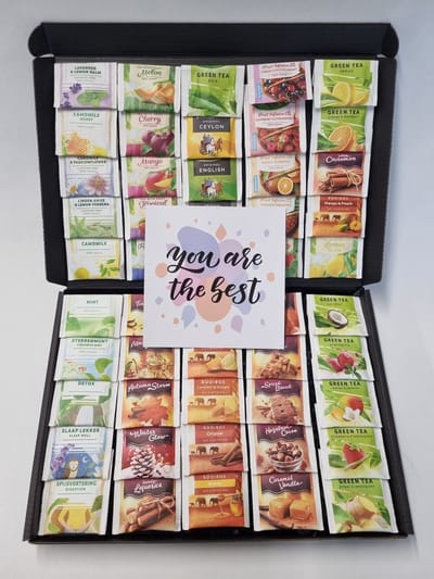 Mystery Cards Thee pakket - 50 verschillende theesmaken | Mystery Card 'You are the Best' met persoonlijke (video)boodschap | Theepakket | Kadopakket | Brievenbuspakket