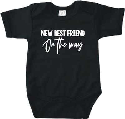 Baby romper met tekst zwangerschap aankondiging | New best friend on the way | Zwart | korte mouw | maat 56 cadeautje zwangerschap aankondiging bekendmaking |Cadeautje 100% katoen.