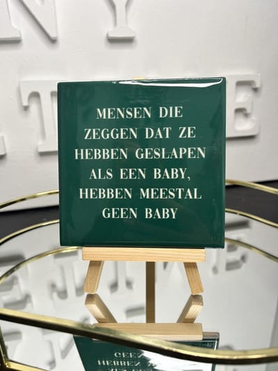 Tegeltje "Slapen als een baby? Dan heb je duidelijk geen baby. "  | Viva Femme | Tegeltjes met tekst