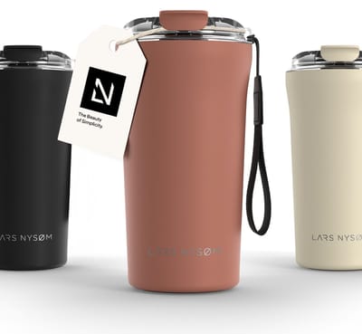 LARS NYSØM Rørelse Thermo Coffee Mug-to-go 500ml - BPA-vrij met Isolatie - Met Draagriem & Tritan Deksel (Brick Red)