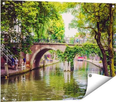 Gards Tuinposter Dichtbegroeide Brug op de Oudegracht in Utrecht - 80x60 cm - Tuindoek - Tuindecoratie - Wanddecoratie buiten - Tuinschilderij