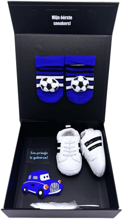 Kraamcadeau jongen met voetbalsokjes, babyschoentjes en bijtring auto - kan ook rechtstreeks als cadeau worden verstuurd - kraamkado jongen - kraampakket - babyshower