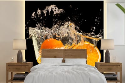 Behang - Fotobehang Sinaasappel - Stilleven - Water - Zwart - Fruit - Breedte 240 cm x hoogte 240 cm
