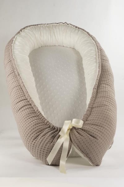 Babynestje Minky Taupe Uniek Kraamcadeau - Babybed Met Handige Sluiting