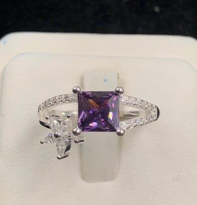 925 Zilveren Ring met Paarse Cubic Zirconia - Damesring met Split Band Design - Ringmaat 6 - Elegant Cadeau voor Haar