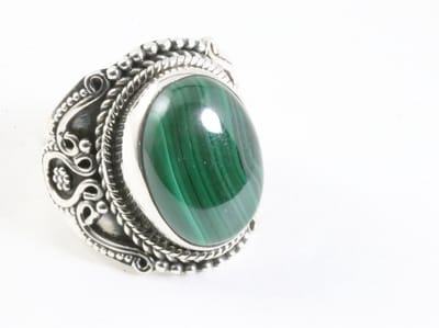 Zware bewerkte zilveren ring met malachiet - maat 16.5