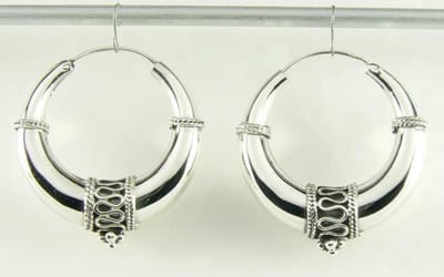 Bewerkte zilveren Bali oorringen - ø 30 mm.