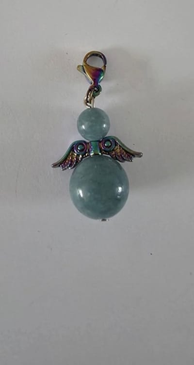 Beschermengel Aquamarijn Hanger met een meerkleurig vleugeltje, tashanger, sleutelhanger, geluksengel, kerstengel, kersthanger, kerst ornament, cadeau, autodecoratie, geluks engel, bescherm engel, engel, edelsteen, spiritueel, babyshower .