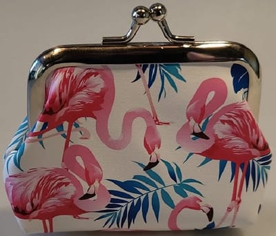 Een handig 1-vaks knipportemonneetje (10 x 7,5cm) in een leuke print van flamingo's. Dit portemonneetje is prima te gebruiken om kleinigheden in mee te nemen, zoals bijvoorbeeld muntgeld of bonnetjes. Voor uzelf of als Kado.