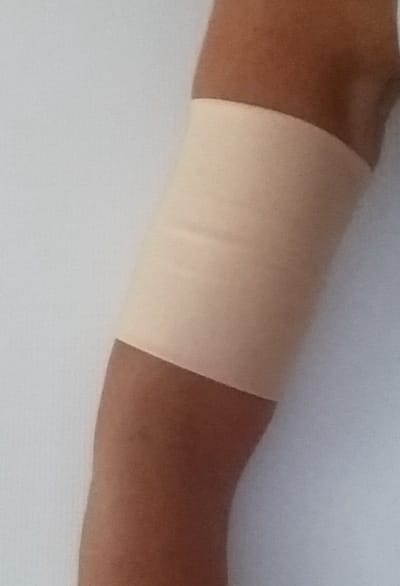 Effen beige lycra sensorband / armband van 27/28 cm ter bescherming van de Omnipod of sensor ivm diabetes, geschikt om mee te zwemmen. Beschermt de sensor of de omnipod