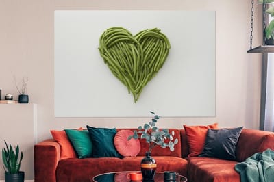 Canvas schilderij 150x100 cm - Wanddecoratie Een groen hartje gemaakt van gebogen sperziebonen - Muurdecoratie woonkamer - Slaapkamer decoratie - Kamer accessoires - Schilderijen