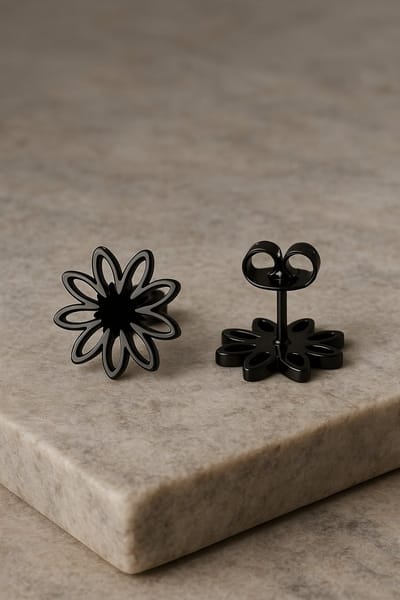 Lundholm Oorknopjes Dames Zwart Bloem - Premium Stainless Steel - Bloem Oorbellen (1.1 cm) - Elegant & Modern - Luxe Geschenkverpakking