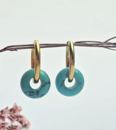 Oorringen met Donut hanger - Turkoois - Blauwe Turquoise (half)edelsteen - Stainless Steel - goudkleurige oorbellen met hanger