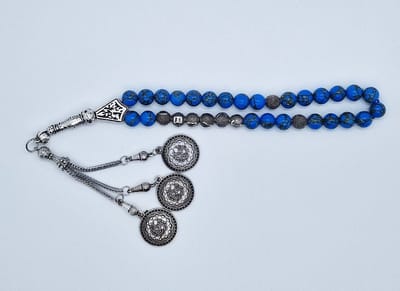 Handgemaakte naam tasbih 33 Kralen Natuursteen “Blauw howliet gesponnen goud” - met metaal tassel “Masha' allah"- Met je naam of de naam van uw geliefde- 8 mm diameter van de korrel