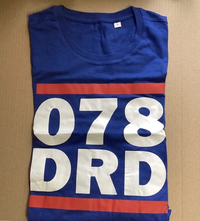 T-shirt Unisex “Dordrecht 078 DRD” Royal Blauw met gekleurde tekst, maat L