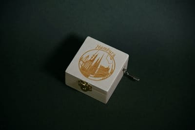 Muziekdoos Hout - Melodie Doos - Herinnering Stad - Handgemaakt Geluid - 10x7.5x4 cm - Natuurlijk Hout