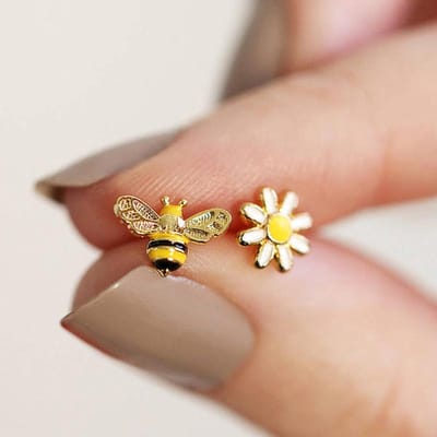 Huitan Bij en Bloem Schattige Oorknopjes Geel Emaille Dieren Oorbellen Fancy Meisjes Cadeau Statement Sieraden voor Vrouwen brown