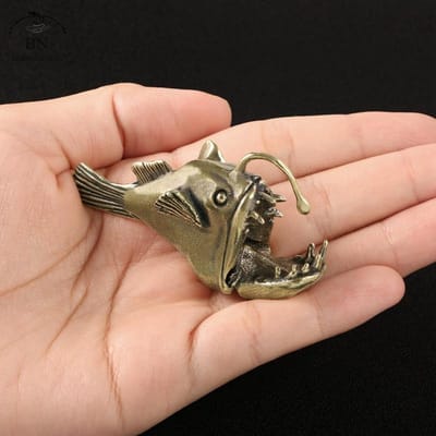 Figurine rétro en laiton représentant une baudroie observant des poissons, animaux marins, modèle de bocal à poissons, décoration, figurines d'action, jouets éducatifs pour enfants beige