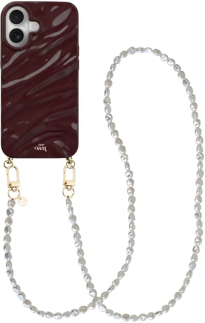 xoxo Wildhearts Glaze Cord Case Burgundy - Geschikt voor iPhone 17 - Pearlfection - Lang koord - Glimmend siliconen telefoonhoesje met plooien - Dream hoesje met koord - Parelketting - Telefoonkoord