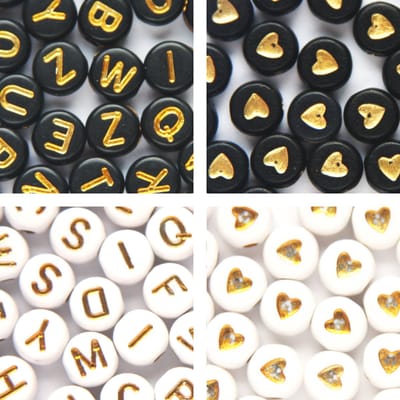 Letterkralen set met hartjes – Unieke mix 450 stuks – Zwart/Goud & Wit/Goud – 7mm kraal – Alfabet kralen – Zelf sieraden maken – DIY