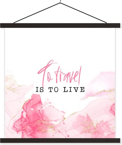 Posterhanger incl. Poster 60x60 cm - Schoolplaat - Spreuken - Quotes - To travel is to live - Roze - Textielposter - Zwarte latten