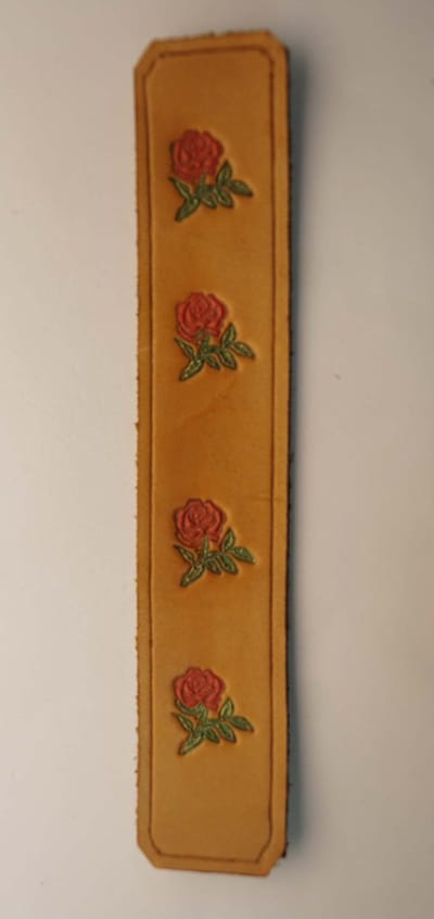 Leren boekenlegger 4 rode rozen - lederen boekenlegger met roosjes - handgemaakte rozen boekenlegger - sierlijke boekenleggers - cadeau tip ! boeken wormen - bladwijzer voor in boek - fleurige leren bladwijzer