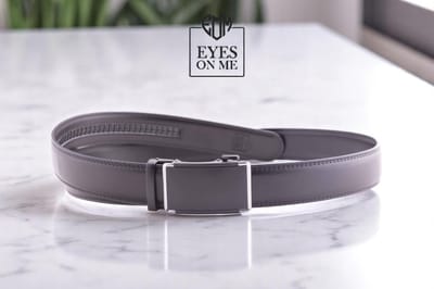 Zwarte lederen riem zonder gaatjes met automatische gesp voor heren ( Model N159 )