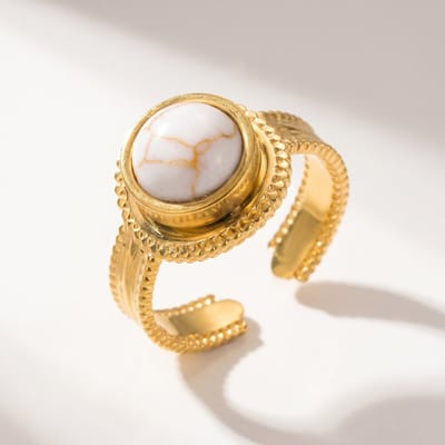 Lundholm Ronja Ring Dames Goudkleurig – Premium Stainless Steel Gold PVD Plated – Verstelbare Ring met Witte Natuursteen Ringen Dames – One Size – Scandinavisch Design