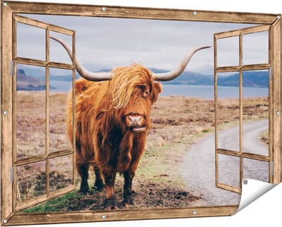 Gards Tuinposter Doorkijk Schotse Hooglander Koe op de Weg - 150x100 cm - Tuindoek - Tuindecoratie - Wanddecoratie buiten - Tuinschilderij