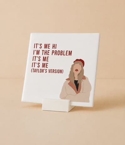 “It’s Me, I’m the Problem (Taylor’s Version)” Keramische Tegel – Grappige Popcultuur Quote Wanddecoratie – 15 × 15 cm met houdertje