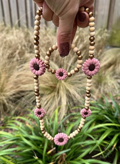 Kralenketting - Houten kralen ketting - setje van ketting en armband - Sieraden meisje - Handgemaakt houten kralen set - Ketting en armband - Ketting en armband met bloem - Bloem Roze - armband bloem - ketting bloem - Cadeautje meisje - kado meisje