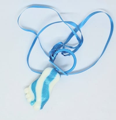 babyvoet - lolly - blauw - 25 stuks - per stuk verpakt aan lintje met kaartje babyshower en geboortesnoep