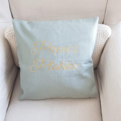 Sierkussen Kussen met tekst bedrukt cadeau | papa’s plekkie groen met opdruk goud met vulling | 40x40 cm | vaderdag verjaardag man feestdagen sinterklaas kerstmis voor de liefste aanstaande vader geboorte baby zwangerschap aankondiging bekendmaking