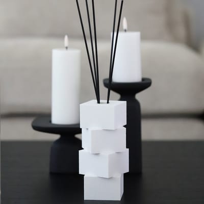 Witte Geurstokjeshouder Structuur – Luxe Diffuser Set Amber Oak en Black Diamond – Navulbare Geurstokjes 400 ml – Huisparfum Cadeau