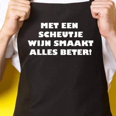 Zwart keukenschort / BBQ-schort met tekst | Met een scheutje wijn smaak alles beter! | Katoen - One size - Verstelbaar - Wasbaar - Cadeau voor hem - Vaderdag - Gratis verzending - Cadeau voor Kerst & sinterklaas | Incl. 2 jaar garantie