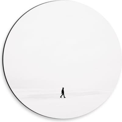 Dibond Wandcirkel - Persoon aan het Lopen in de Sneeuw - 30x30cm Foto op Aluminium Wandcirkel (met ophangsysteem)