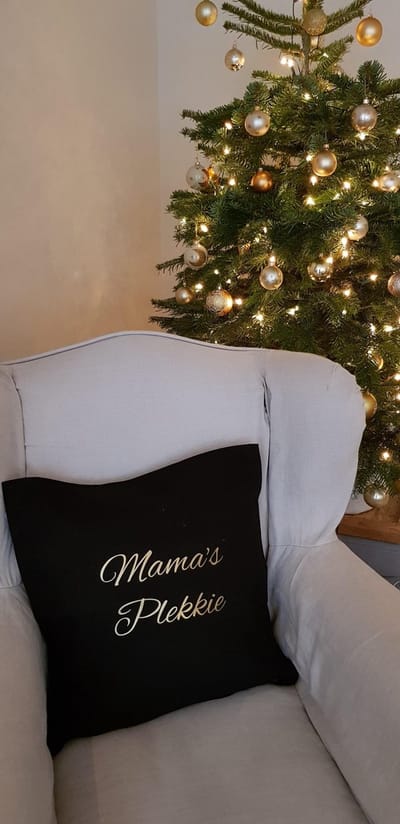 Sierkussen Kussen met tekst bedrukt cadeau mama moederdag | mama’s plekkie zwart met opdruk goud met vulling| 50x50 cm | vrouw voor de liefste aanstaande moeder ouders