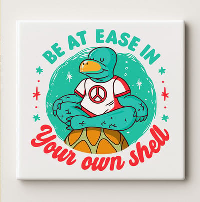 Be at Ease in Your Own Shell Keramische Tegel 15x15cm – Ontspannen Schildpad Meditatie Ontwerp – Positieve Mindfulness Muurdecoratie voor Huis of Kantoor
